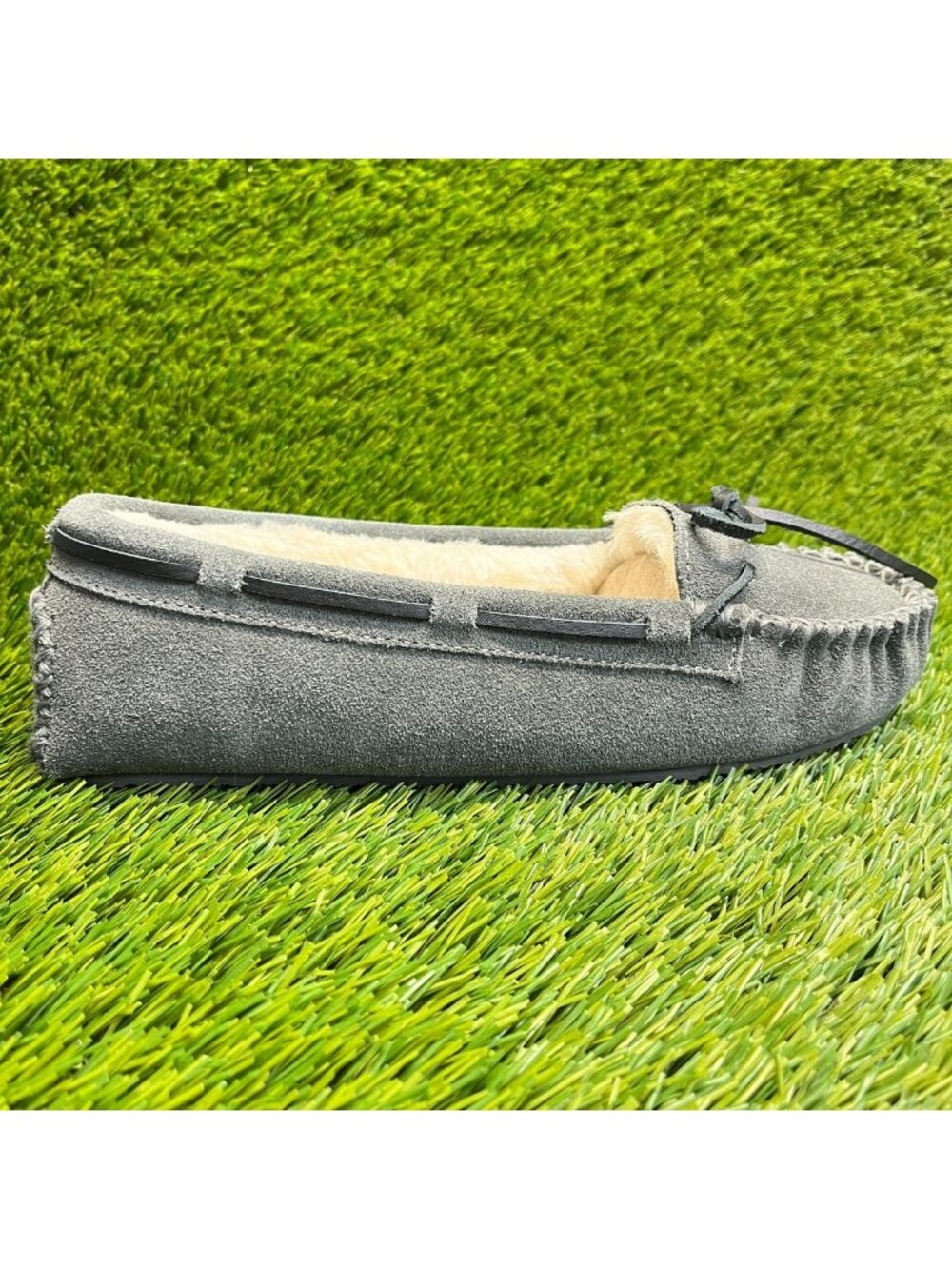 Minnetonka Cally Womens Size 7.5 Gray Casual Suede Slip On Moccasin Slippers